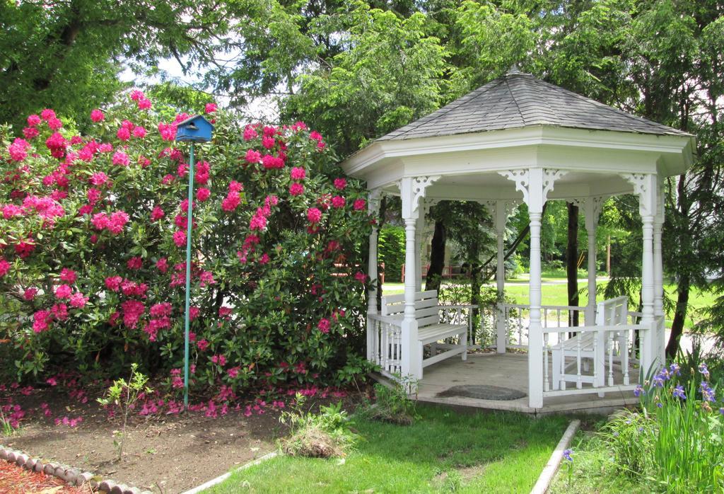 The Bridges At Whitcomb House 3*