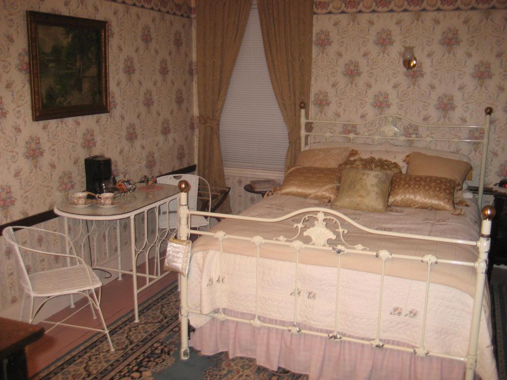 The Bridges At Whitcomb House Bed & Breakfast