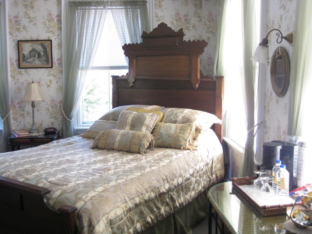 The Bridges At Whitcomb House Bed & Breakfast